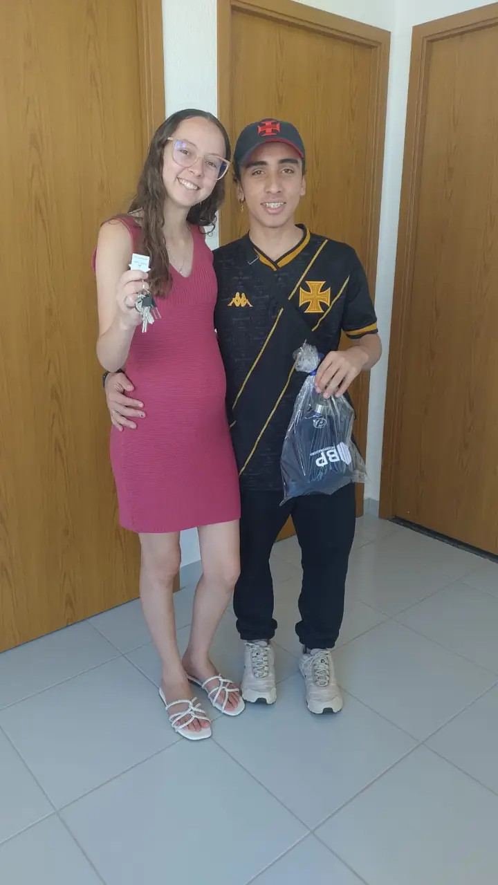 Casal mostrando as chaves do bp