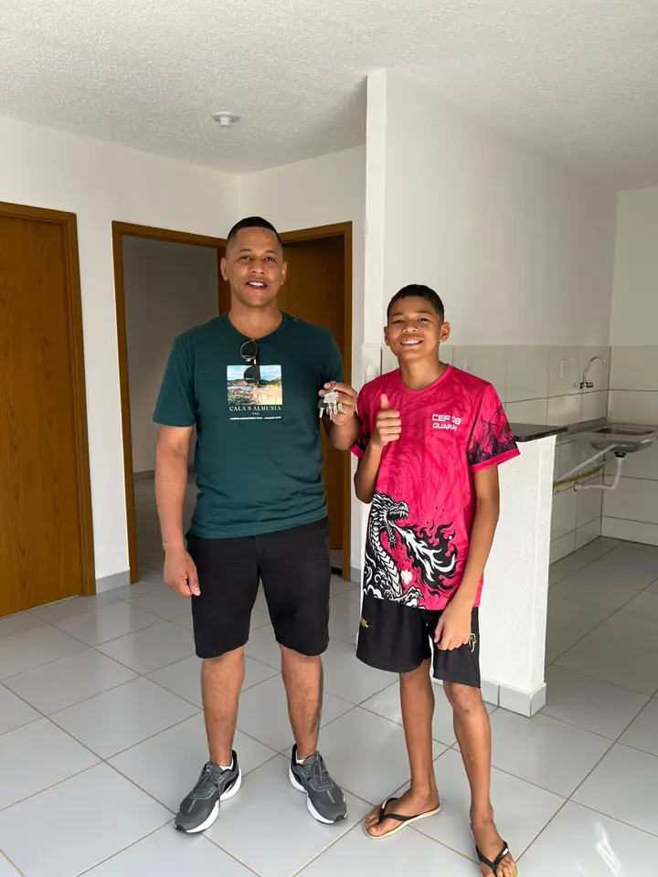 Morador e um jovem com as chaves do bp